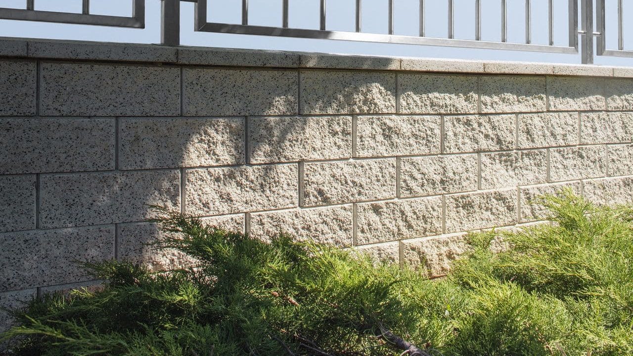 gartenmauer gestalten mit Alu Zaun