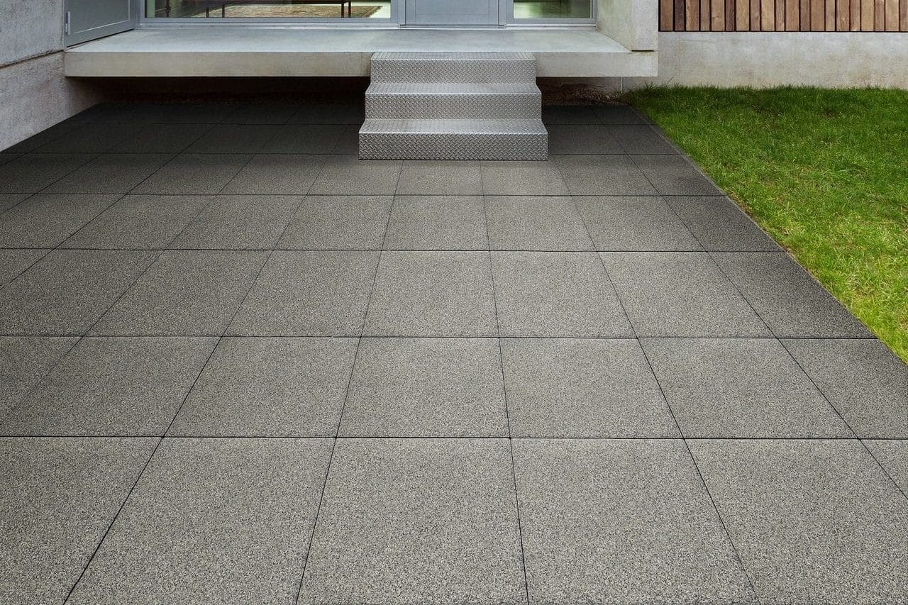 Stein Terrasse mit Glitzereffekt verlegt vor Hauseingang